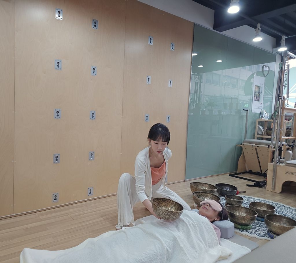 이미정 원장 싱잉볼 테라피 세션 — 다옴메디월 필라테스